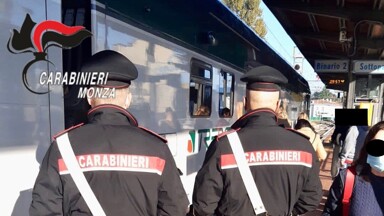 Rapine ai passeggeri sul treno in Brianza con un martello: arrestato 21enne